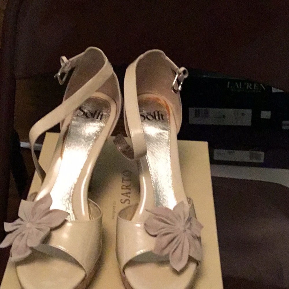 Side Flower Pumps
